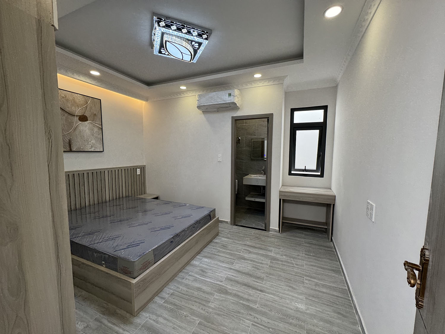 Nhà phố mới 100%, DTKV: 4mx12,5m, vuông, 4 tầng, full nội thất, hẻm xe hơi khu Vip NGUYỄN VĂN TRỖI